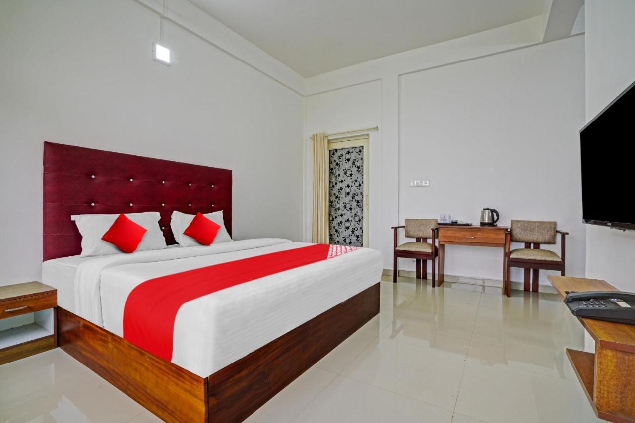 Oyo Flagship 81260 Star Lights Hotel Munnar Buitenkant foto