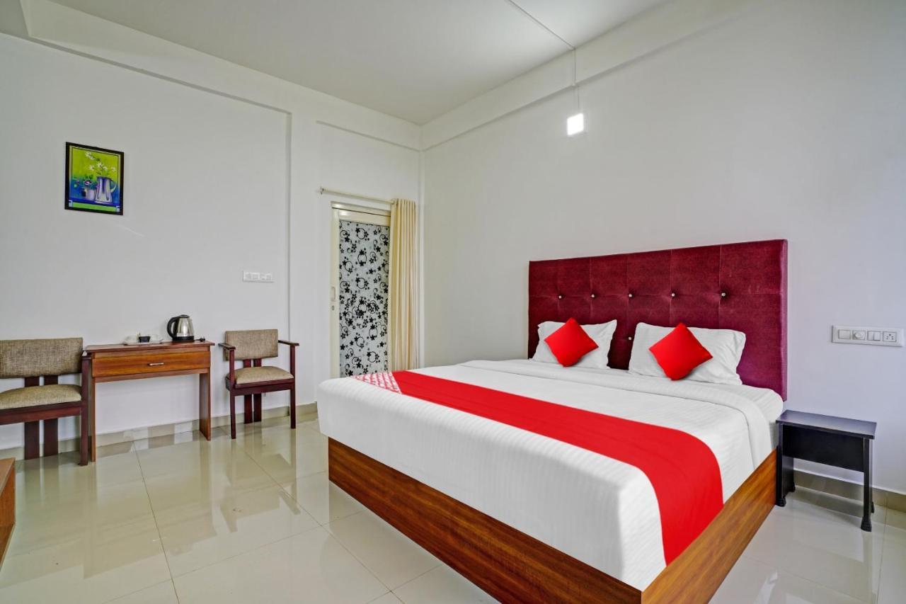 Oyo Flagship 81260 Star Lights Hotel Munnar Buitenkant foto