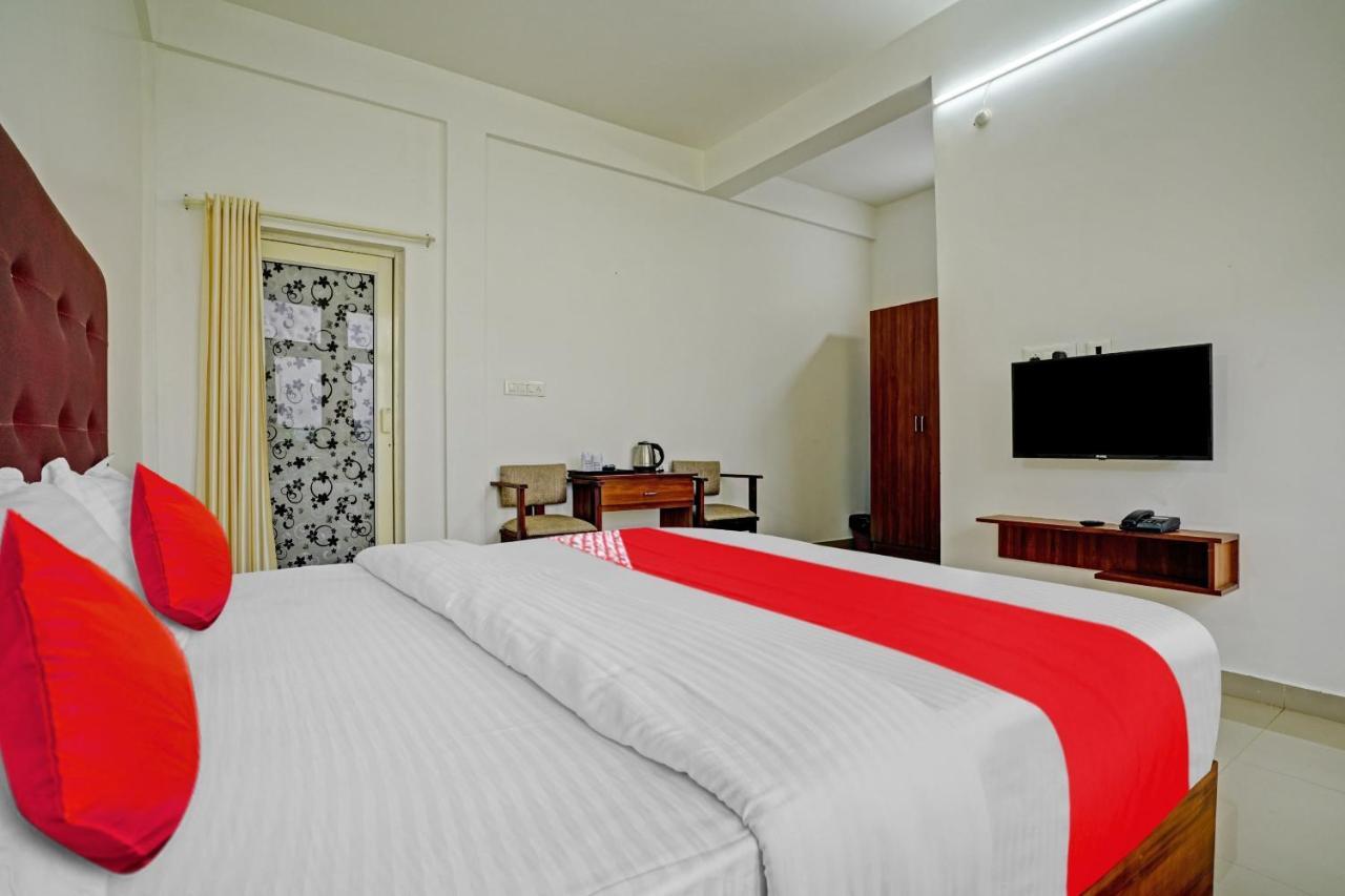 Oyo Flagship 81260 Star Lights Hotel Munnar Buitenkant foto