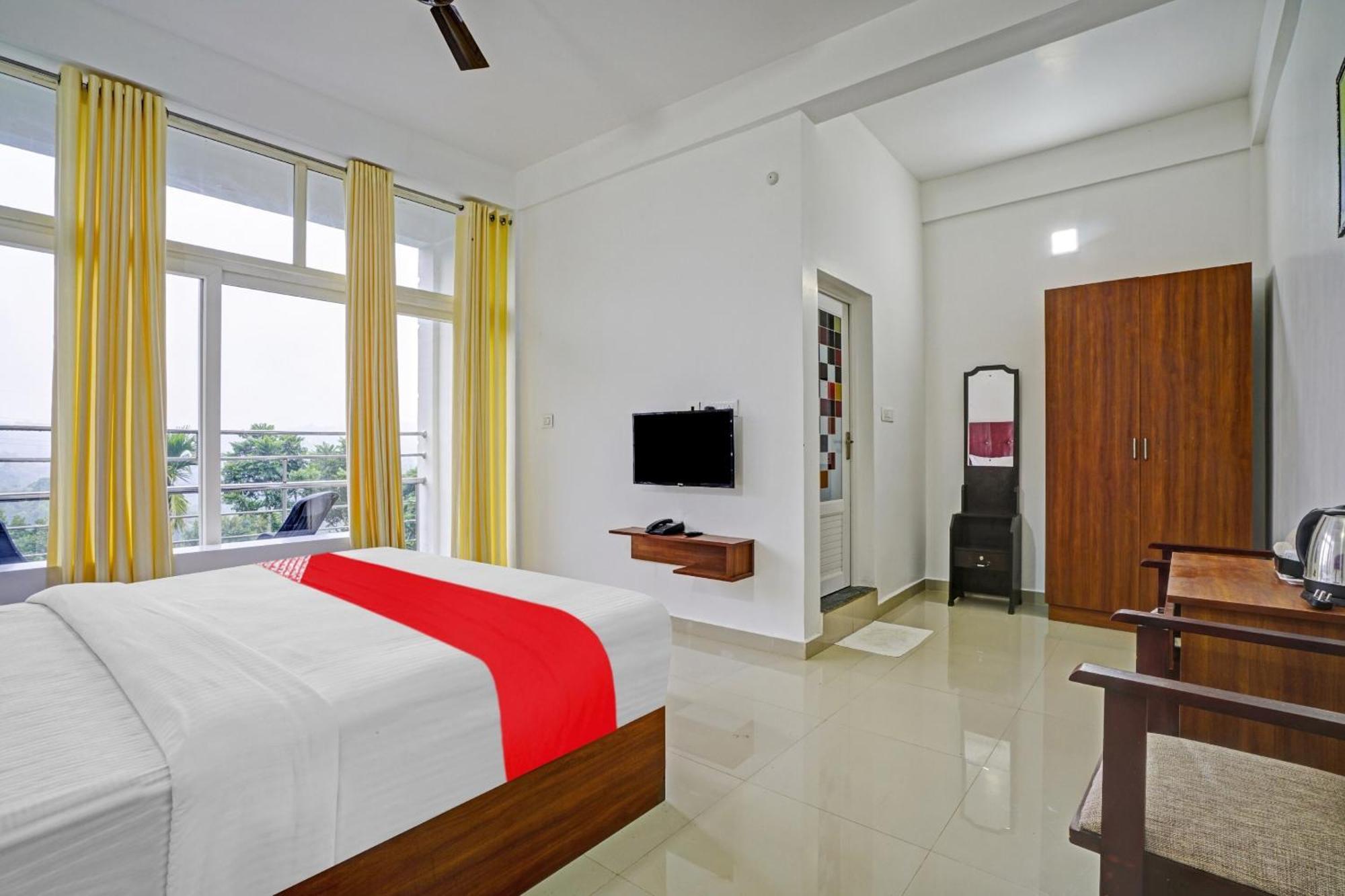Oyo Flagship 81260 Star Lights Hotel Munnar Buitenkant foto