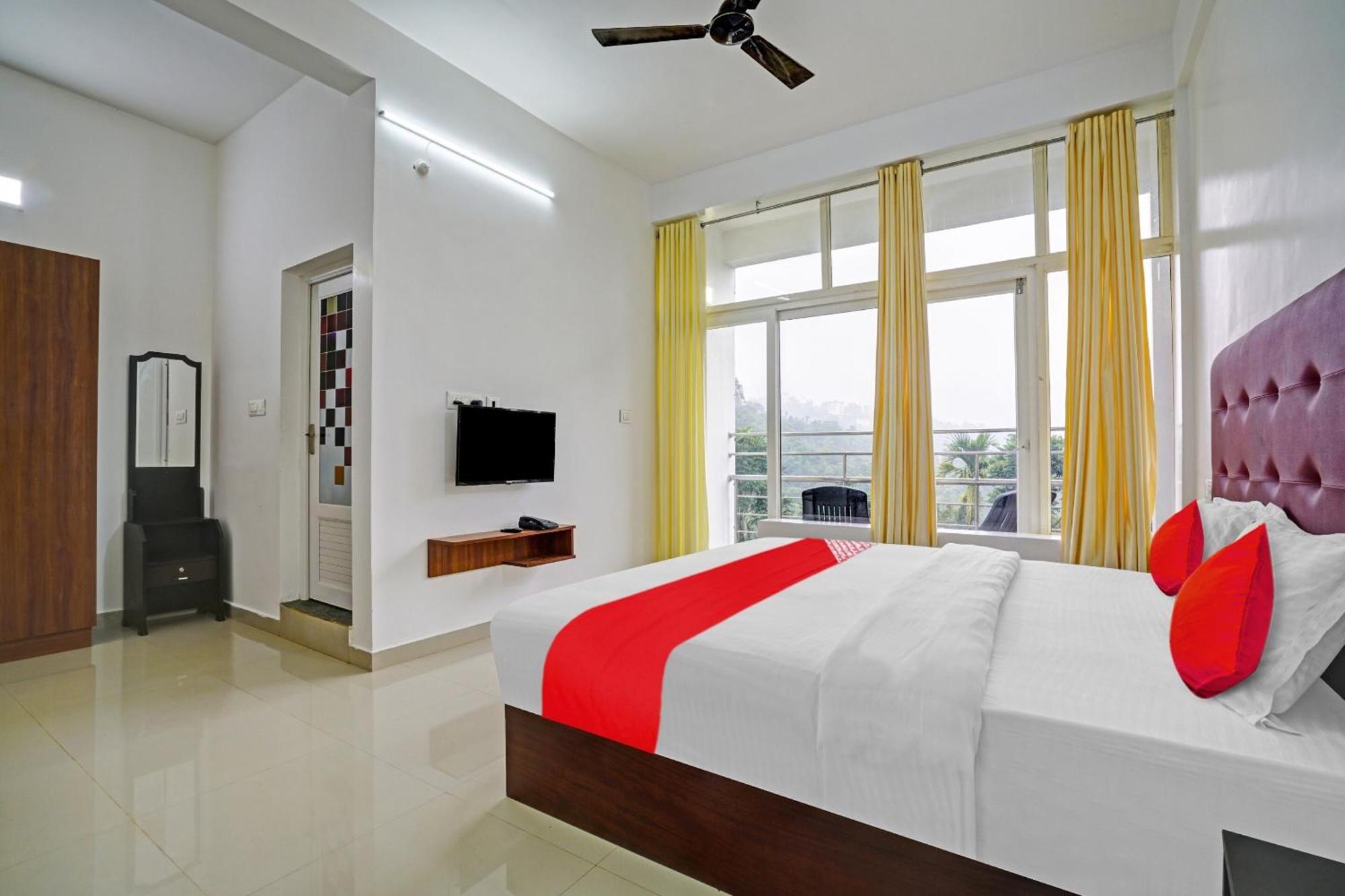 Oyo Flagship 81260 Star Lights Hotel Munnar Buitenkant foto