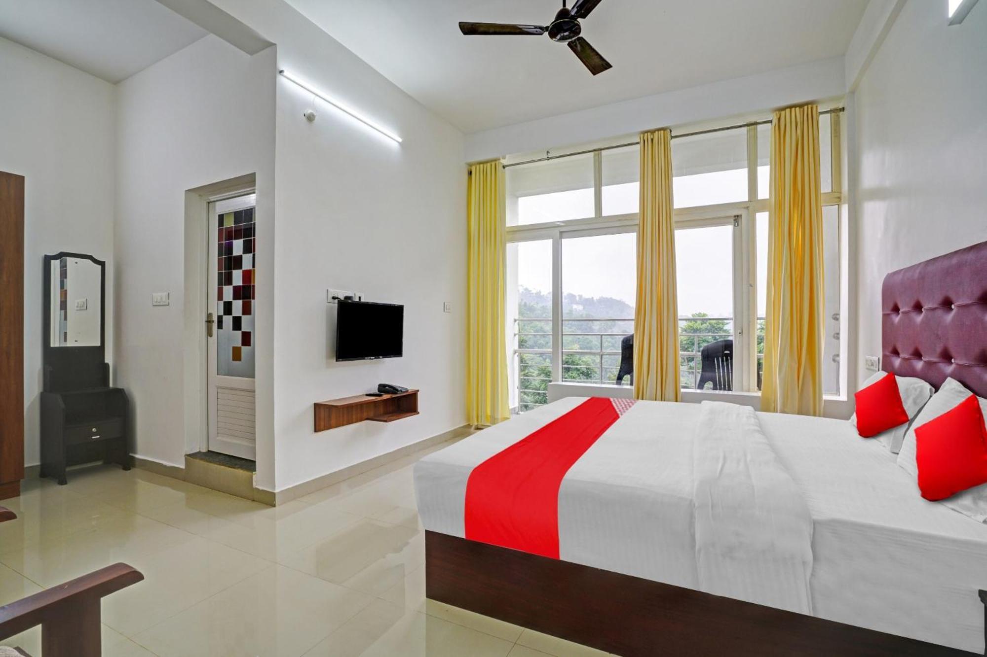 Oyo Flagship 81260 Star Lights Hotel Munnar Buitenkant foto
