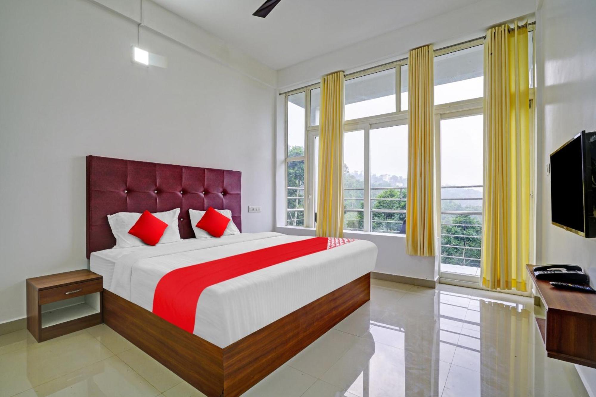 Oyo Flagship 81260 Star Lights Hotel Munnar Buitenkant foto