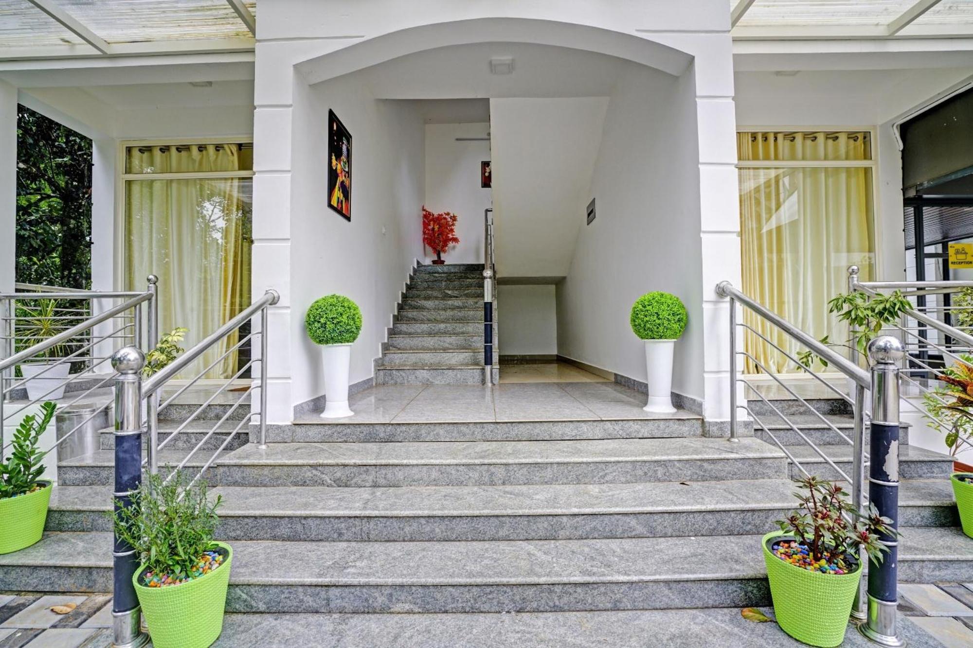 Oyo Flagship 81260 Star Lights Hotel Munnar Buitenkant foto